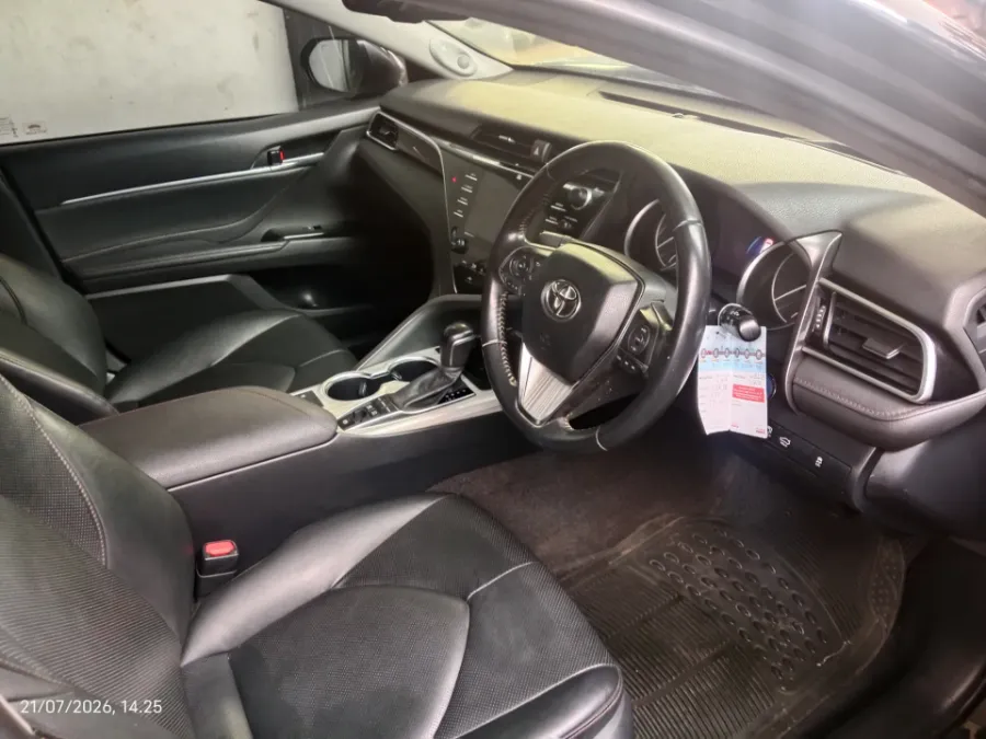 Foto Mobil Bekas Kabin Depan Toyota Camry 2.5 Hybrid tahun 2021